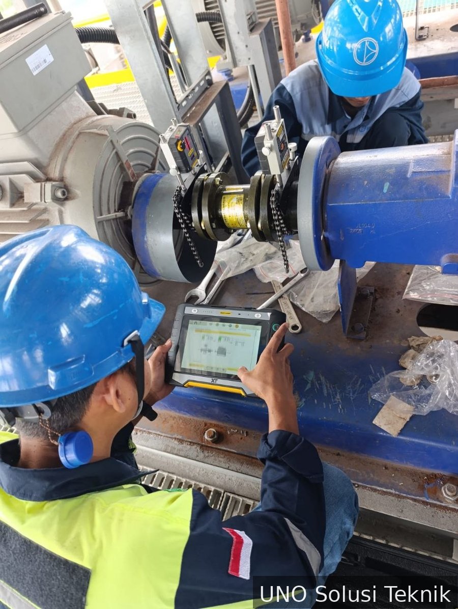 Tim UNO Solusi Teknik melakukan laser shaft alignment di pabrik kelapa sawit Smart Tarjun