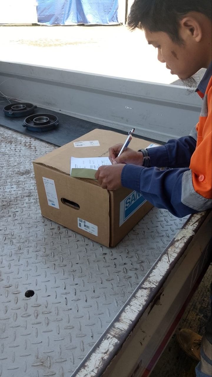 Proses serah terima alternator untuk repair di UNO Solusi Teknik