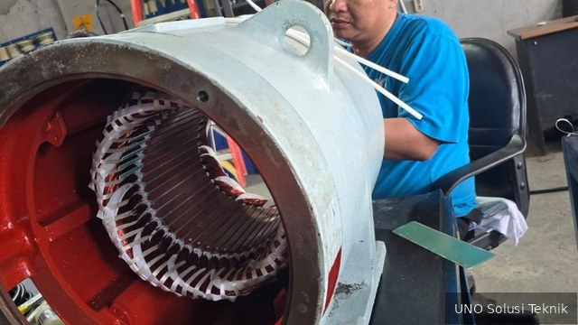 Teknisi UNO Melilit Kumparan Motor