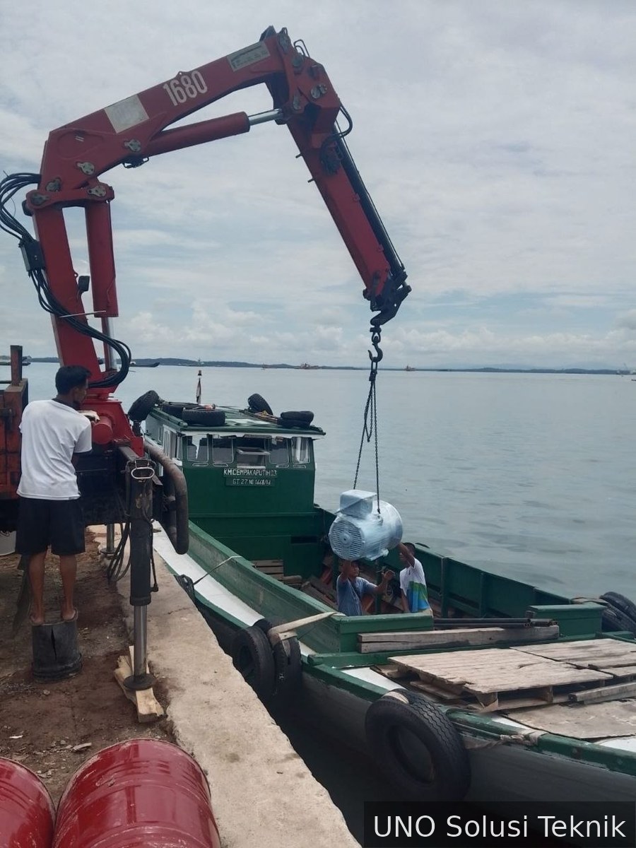 Motor diturunkan dari dermaga ke atas kapal