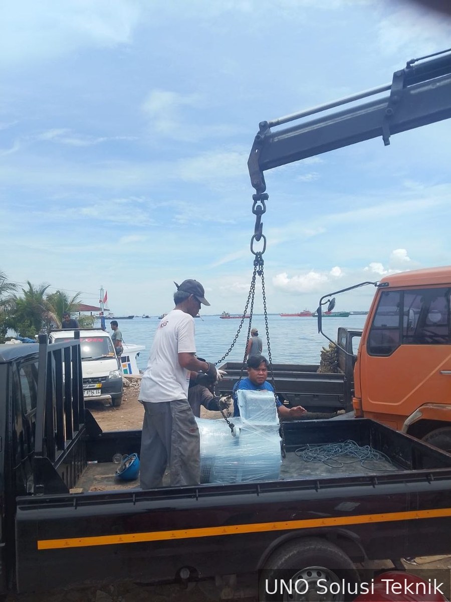 Motor dibungkus plastik sebelum dimuat ke kendaraan