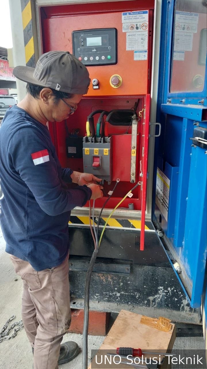Teknisi Melakukan Terminasi Kabel Power