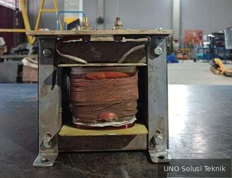 Trafo setelah rewinding — menampilkan laminated core yang masih utuh