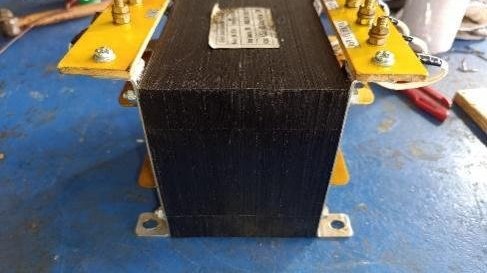 Trafo 2KVA setelah direwinding — terminal board bersih, winding baru, siap dikirim