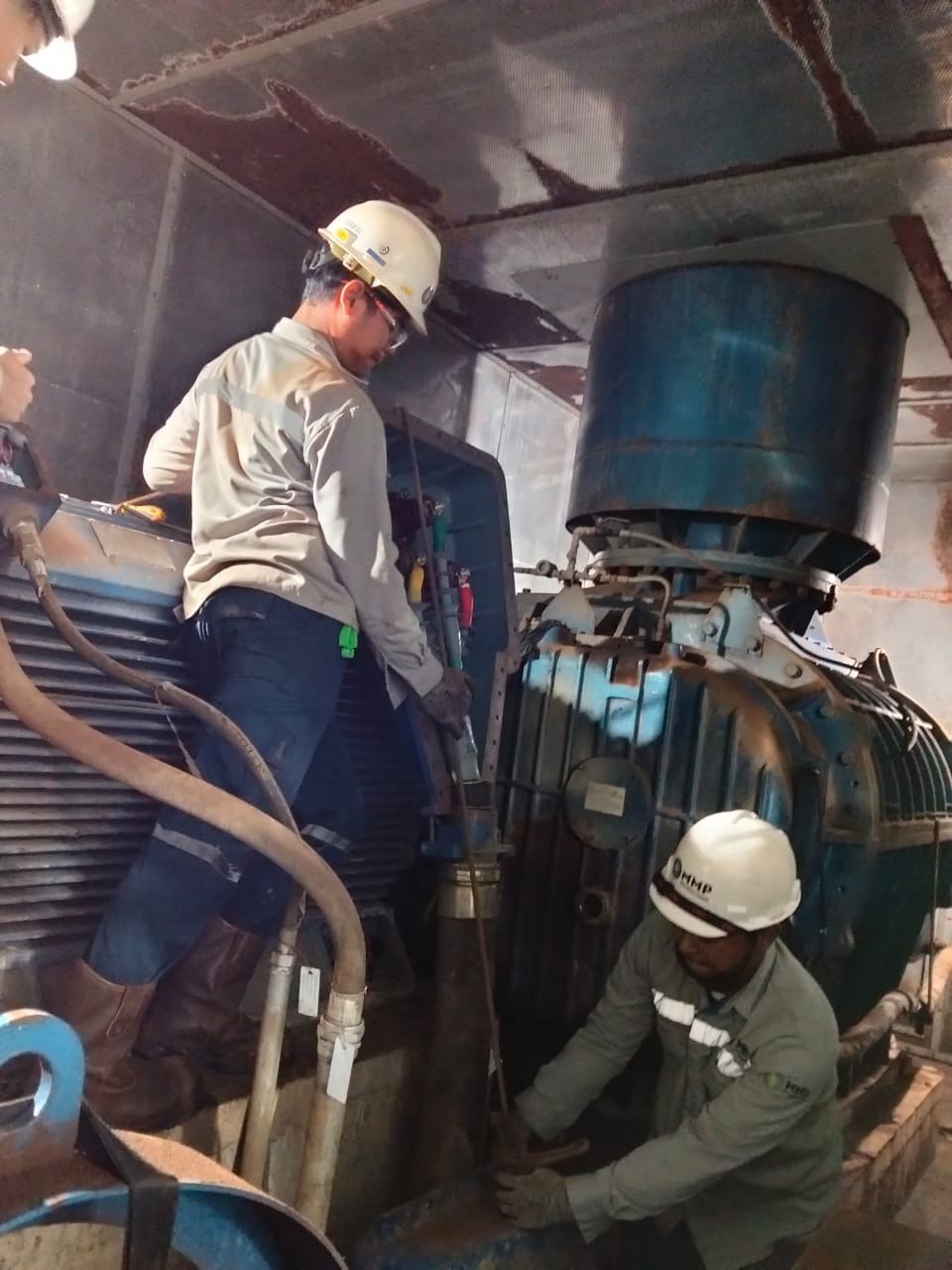 Tim teknisi UNO sedang inspection motor 630KW