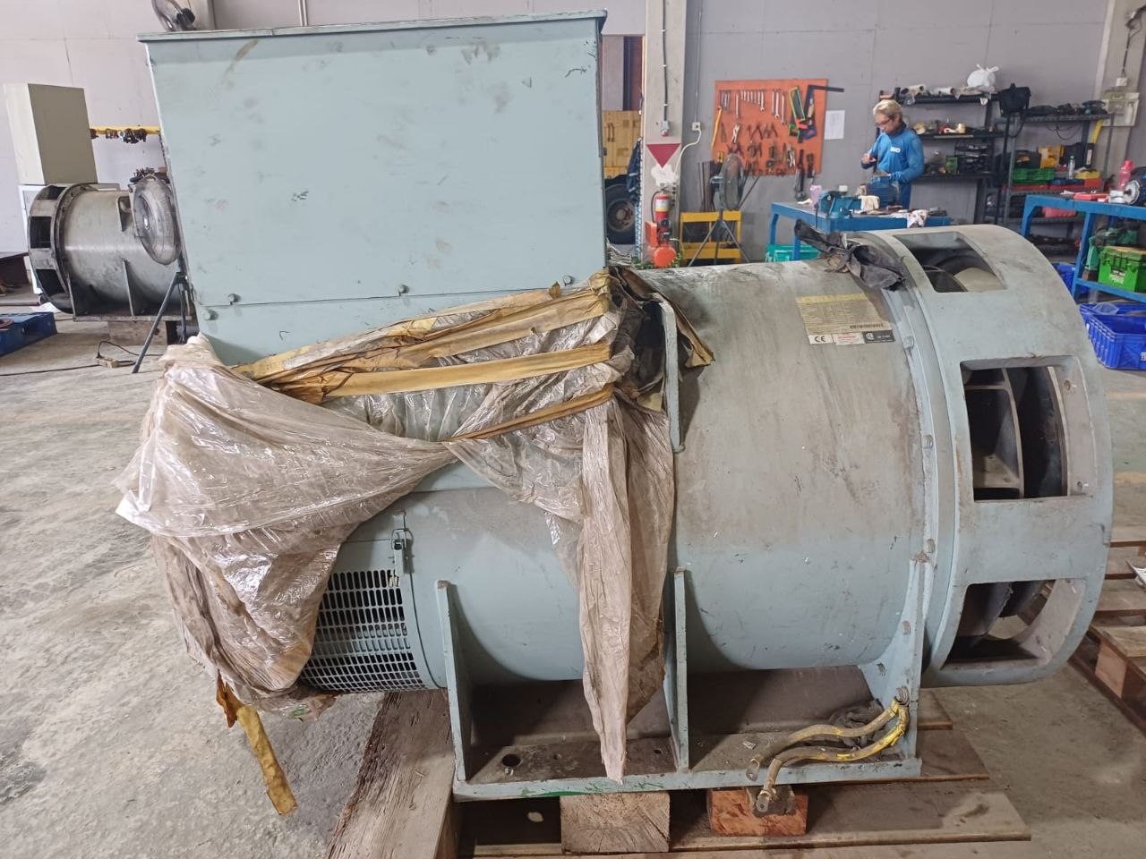 Proses crane lifting motor dari kapal Sea Bridge Shipping di pier TMCT